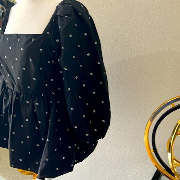 Free Assembly Dressy black and white blouse, big sleeve with elastic hem. Size M - Picture 6 of 12